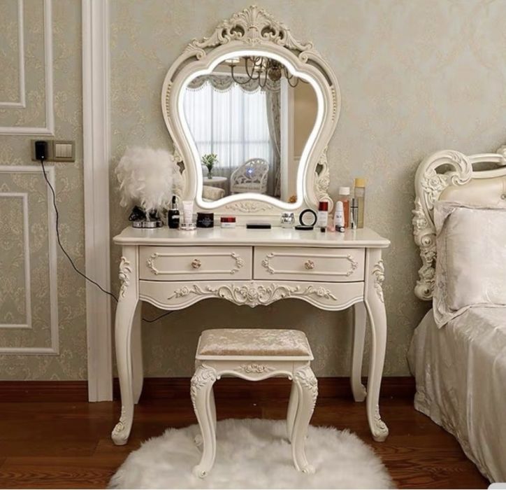 Туалетный столик новый !