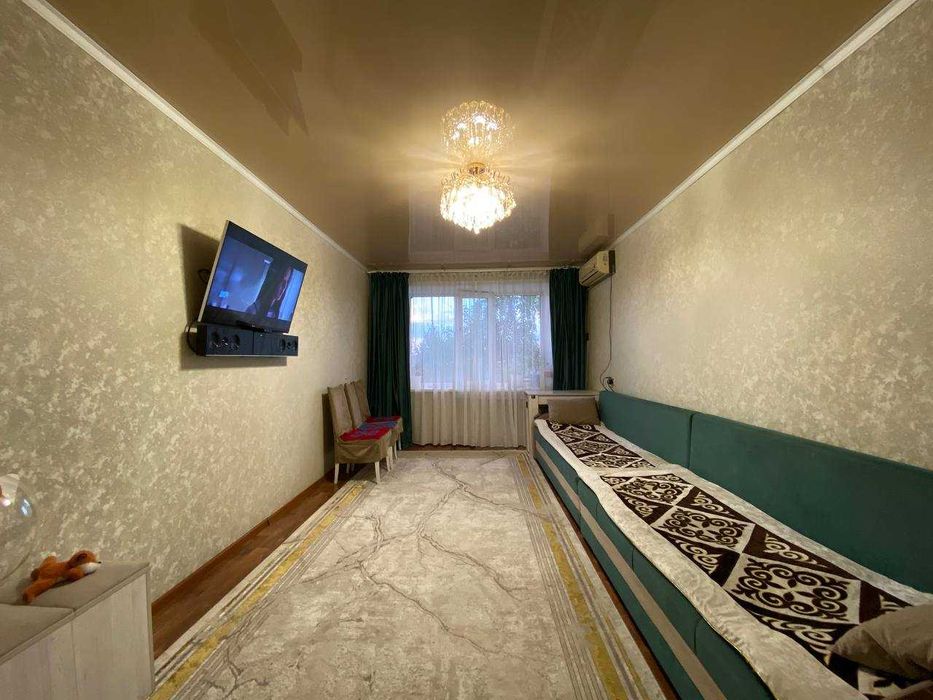 Срочно продаётся 4-х на 8 мкр, 3 этаж не угловая