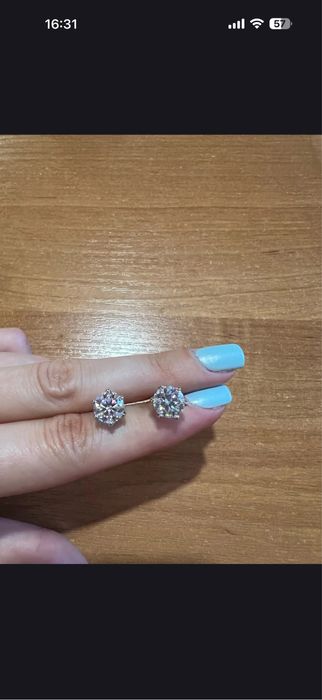 Пусеты с муассанитом. 2 карата. Новые.