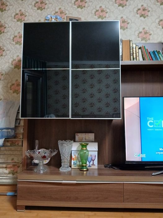 Продам срочно стенку в зал