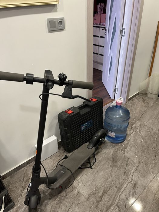 Електрическа тротинетка Xiaomi Mi Scooter Essential, Мощност на двигателя 250 W, Автономия 20 км, Максимална скорост 20 км/ч, Черен