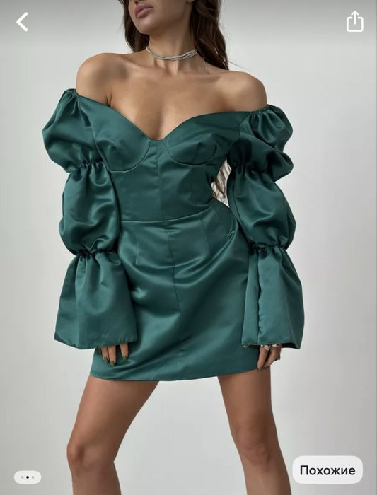Платье с открытыми плечами
