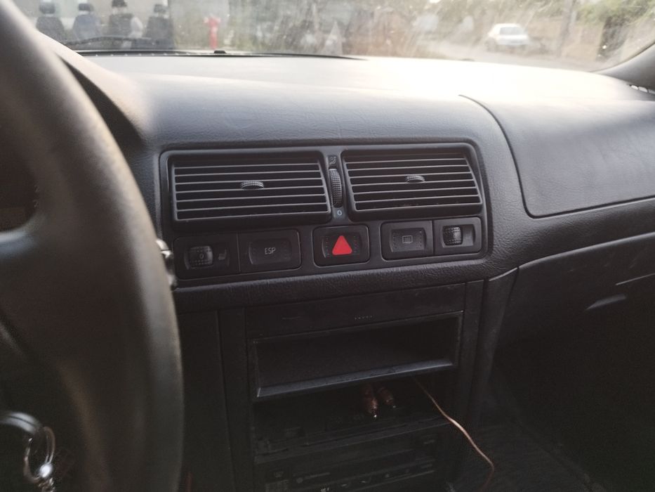 Продавам голф 4 1.9 116 6 скорости на части