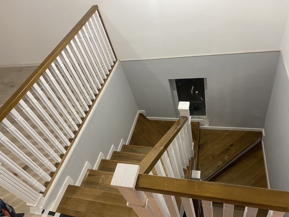 Монтаж лестница. Ступенки перил балясин