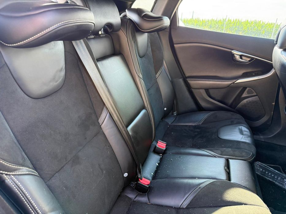 Dezmembrez Volvo v40 facelift Negru 2016 2.0 d D4204T8 volan stanga