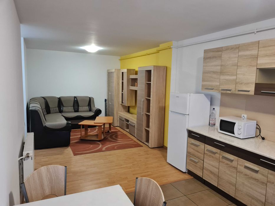 Inchiriez apartament cu 3 camere