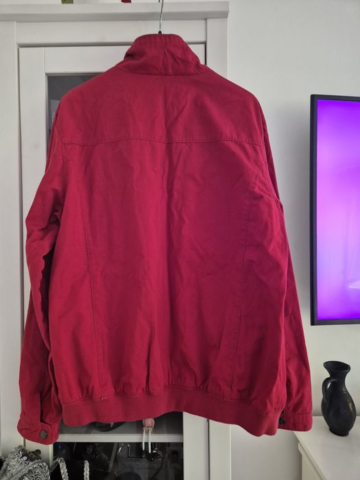 Geaca rosie Cubus, trench, vesta și windbreaker neon Bershka