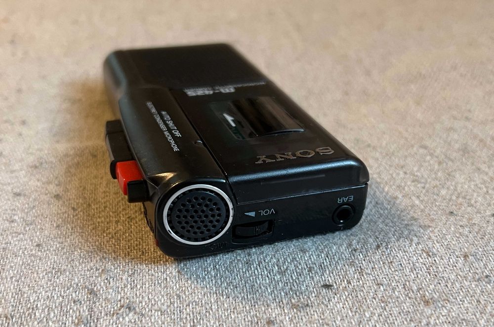 Sony M-425 microcassette recorder cu caseta Maxell MC-60UR