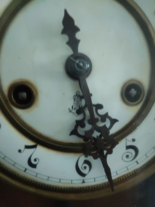 Стенен часовник работи перфектно