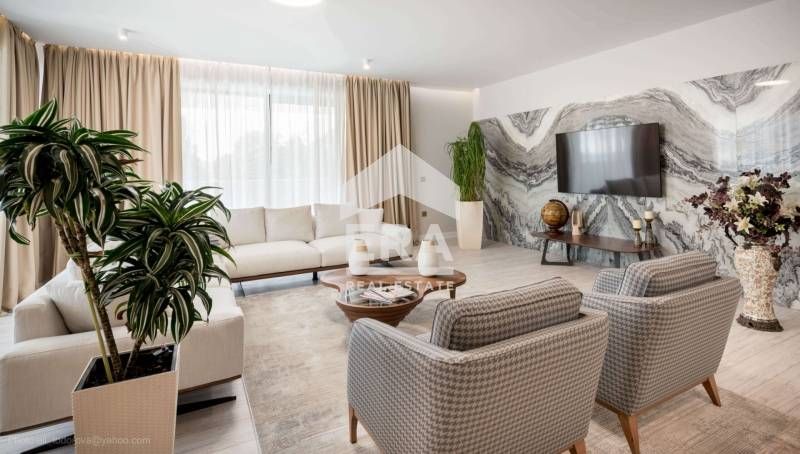 Луксозен тристаен апартамент за продажба в затворен комплекс, на брега