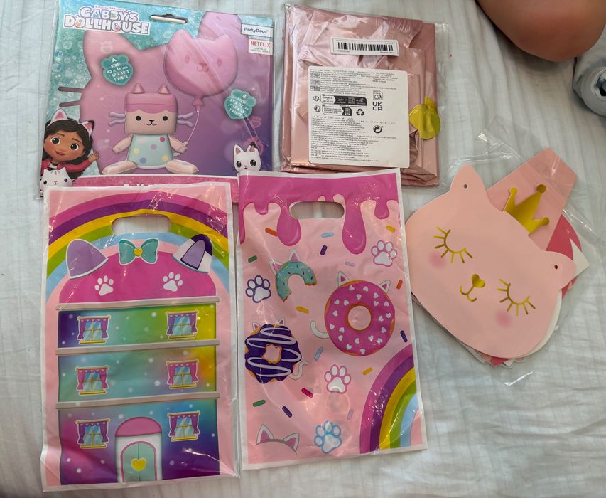 Украса за четвърти рожден ден за момиче на тема Gabby’s dollhouse КЪЩАТА ЗА КУКЛИ НА ГАБИ