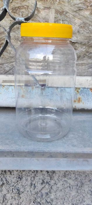 Продаются пластиковые ёмкости: 700 и 900 мл.