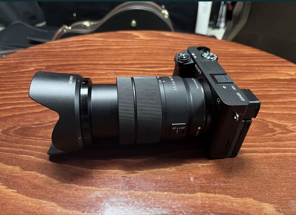 Vand kit sony a6400 cu obiectiv 18-135mm, acumulator si card 256gb