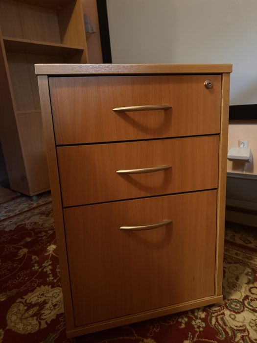 Офисная мебель , кресло стулья .