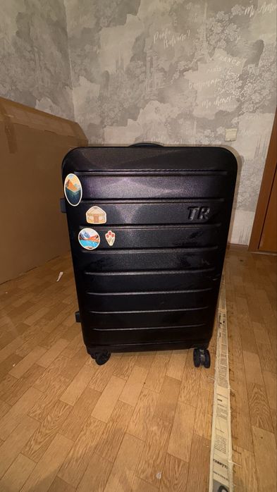 Чемодан черный.