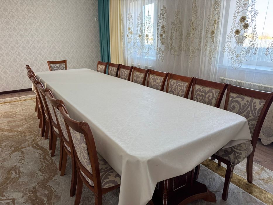 Продом стол со стулями