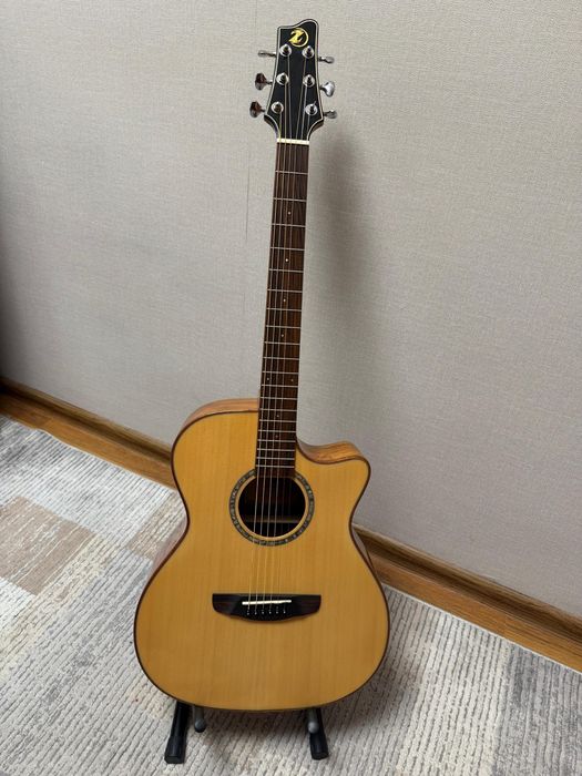 Акустическая гитара.