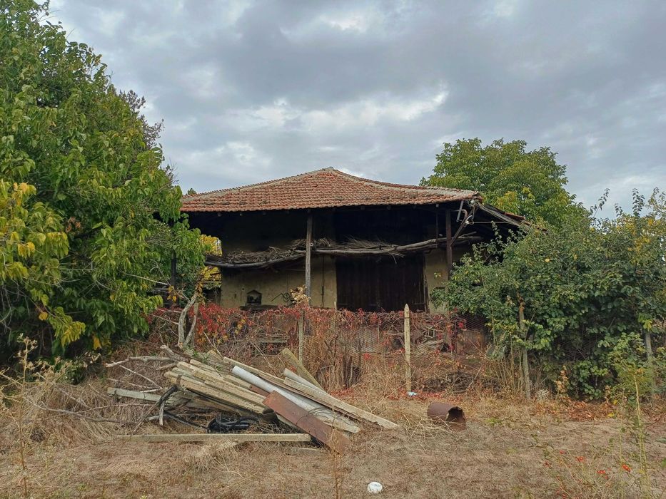 Къща с двор в село Зимница