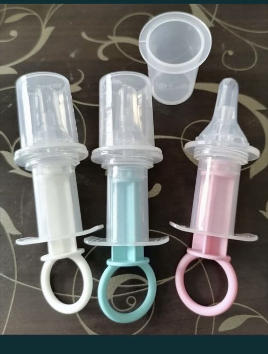 Хранилка за безопасно даване на лекарства и вода при новородено