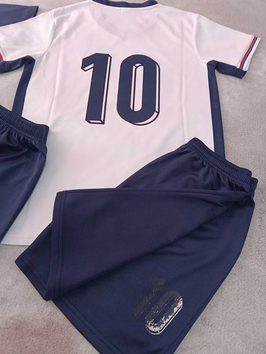 Подарявам детски футболни екипи