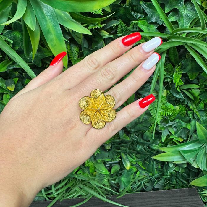 Елегантен златен пръстен с тегло 4,75 грама, проба 14 карата.