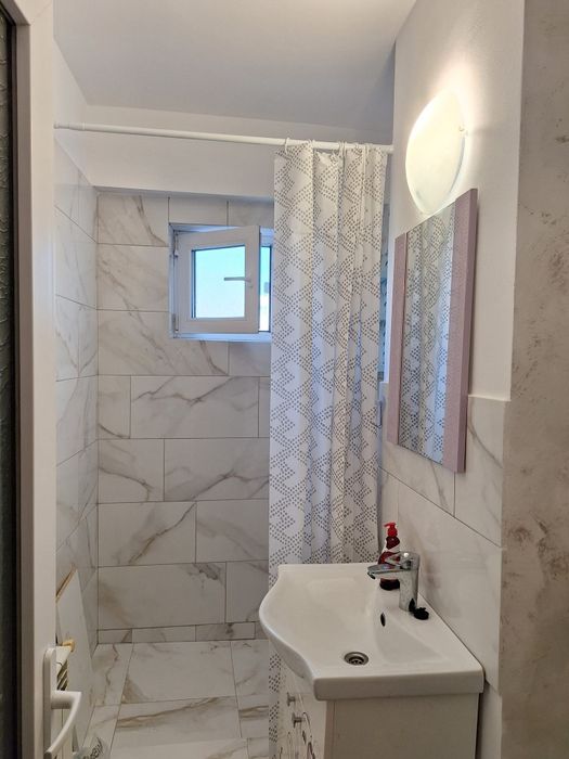 Închiriez garsoniera etaj1