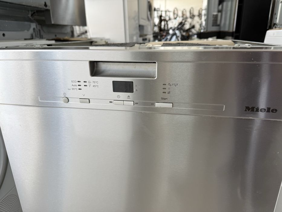 Съдомиялна MIELE 60/см с три кошници.