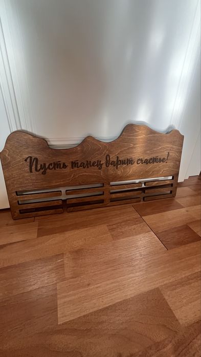 Медальница из дерева