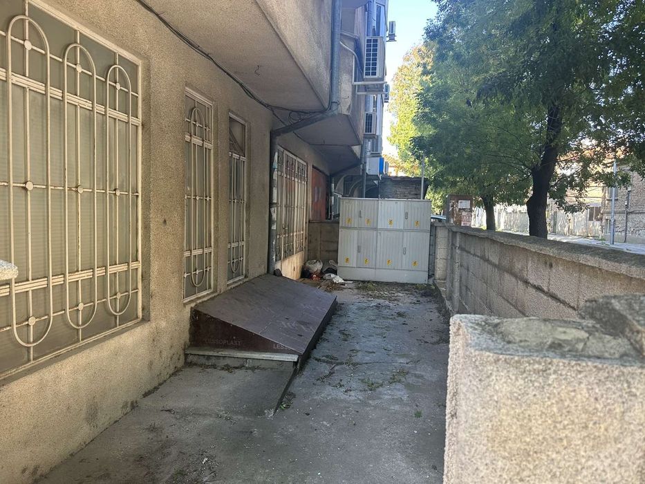 Продавам Помещение на центъра за Магазин Бар Офиси или други