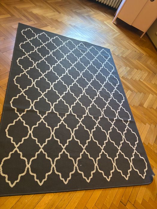 Covor modern IKEA alb-negru cu model geometric, stare bună