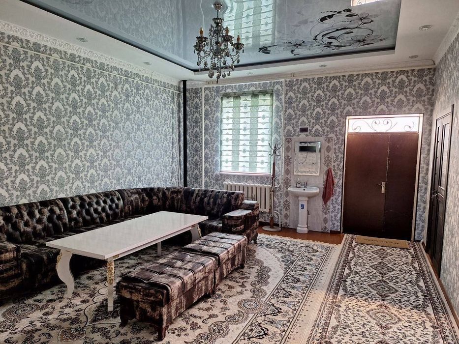 Mini yubka kiygan joja otirdi