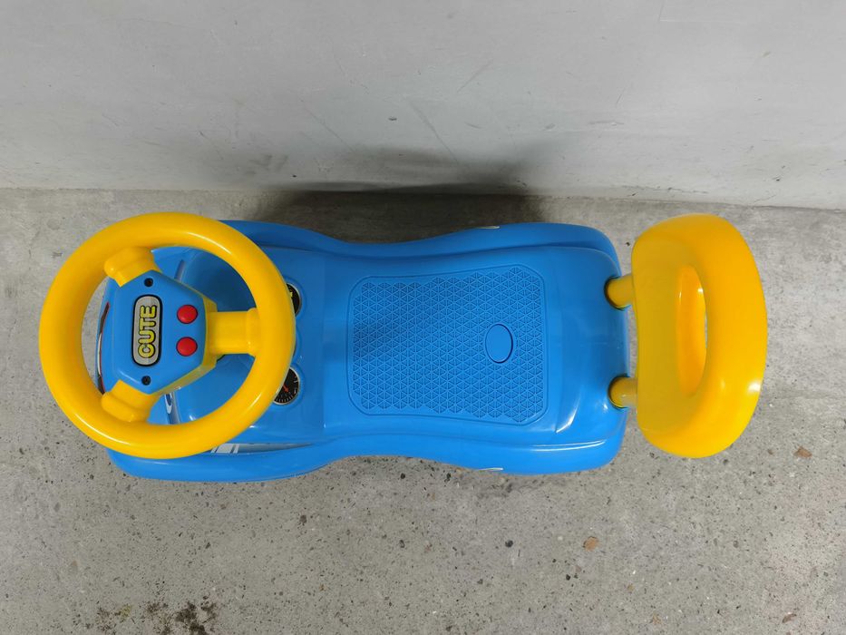 Детска кола за бутане с крачета.