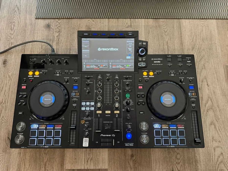 Pioneer DJ XDJ-RX3 cu suport pentru boxe Headliner