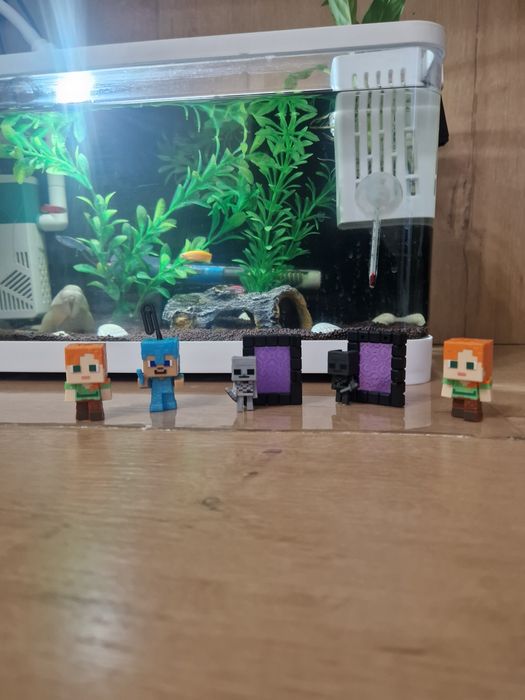 Продам или обмен майнкрафт киндер джой