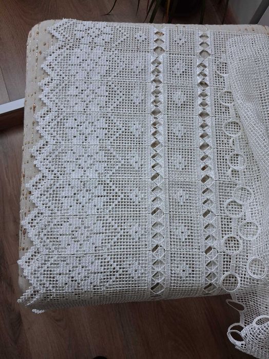 Две пердета за малък прозорец