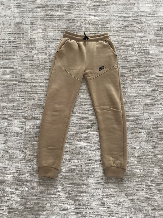 Nike tech fleece бежевого цвета