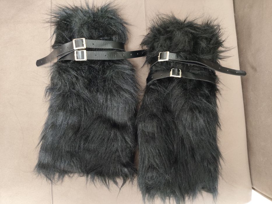 продам y2k черные пушистые гетры с ремешками
