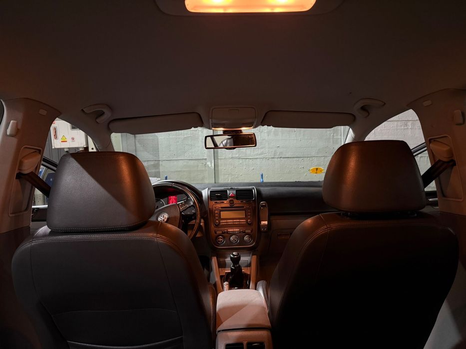 Vand sau schimb Volkswagen Golf 5 preț negociabil pt ca îmi pierde ulei pe la turbo