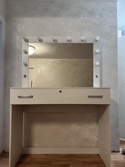 Косметический столик