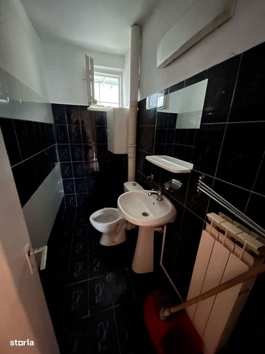 De vanzare apartament cu 3 camere cu balcon, in zona Cresei 65.000euro