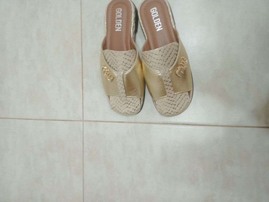 Продаю шлепанцы женские