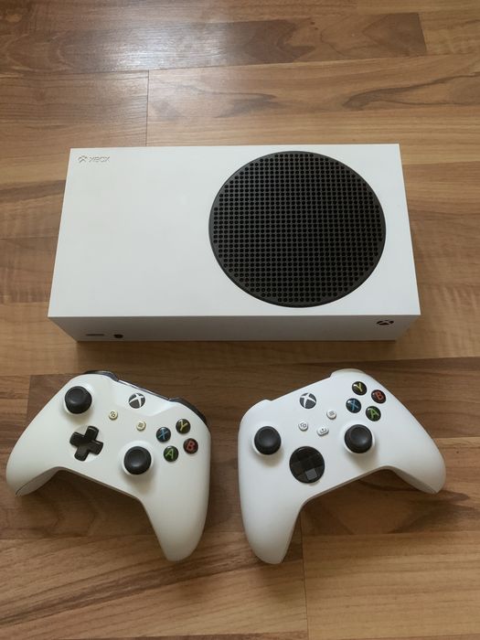 Xbox series S. 2 ta gamepad+ 1 месяц gamepass ultimate