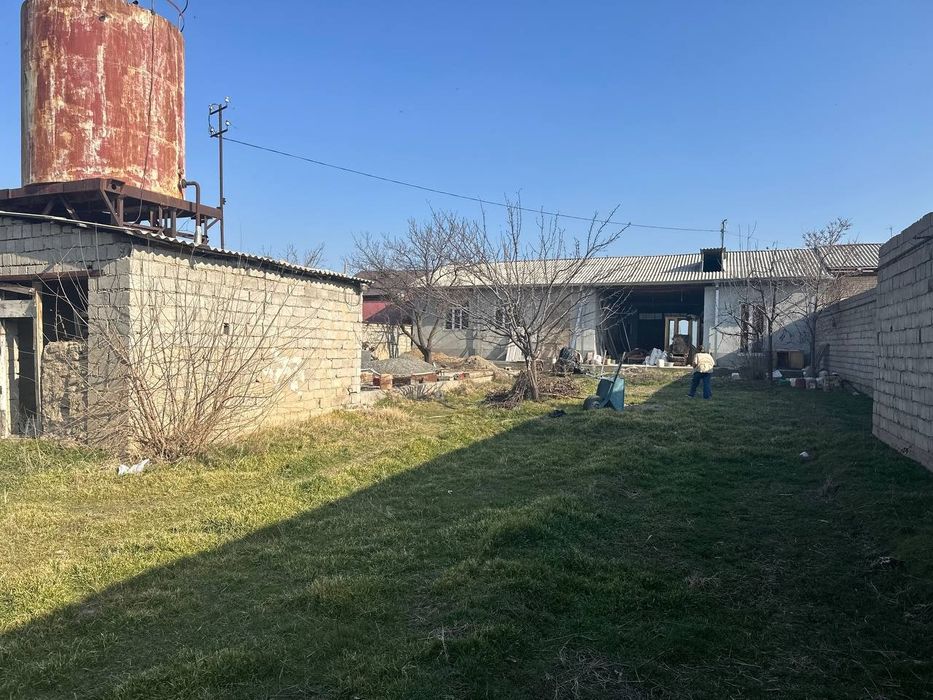 6 sotix yer maydonida yangi yevroremontli uy sotiladi