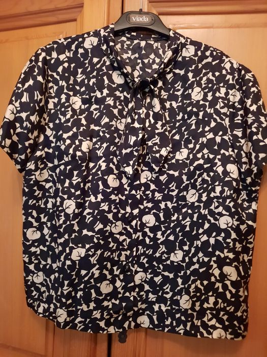 Deosebita bluza negru cu alb mărimea 48-50
