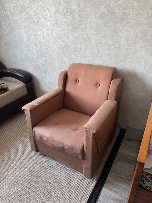Продам кресло, кровать, стол, комод
