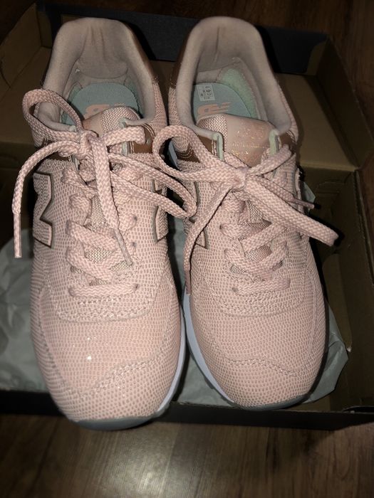 Нови, дамски маратонки  New Balance! В отлично състояние!