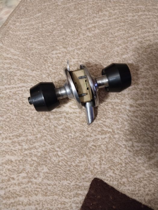 Ручка дверная с щеколдой