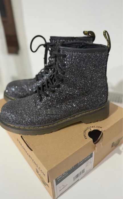 Vând bocanci cu sclipici Dr. Martens