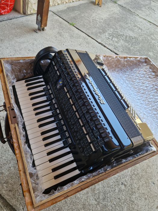 Антикварен акордеон Veltmaister Meteor 120 баса