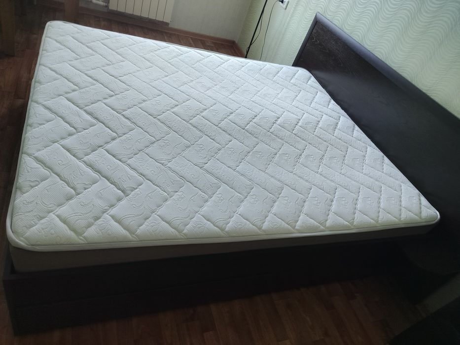 Продам кровать с матрасом